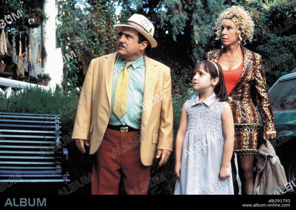 DANNY DEVITO, MARA WILSON and RHEA PERLMAN in MATILDA, 1996, directed by DANNY DEVITO. Copyright TRISTAR PICTURES.