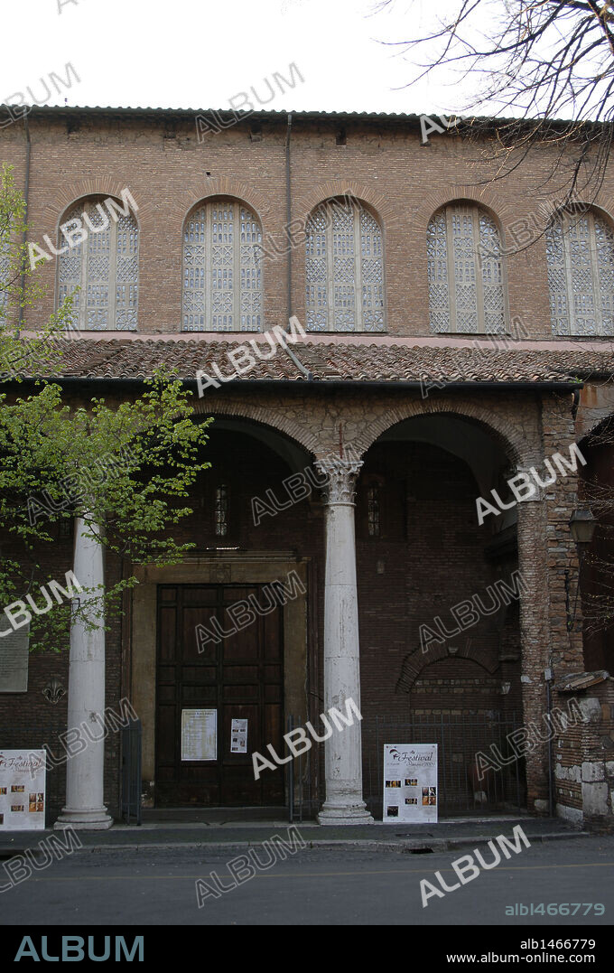 ARTE PALEOCRISTIANO. ITALIA. BASILICA DE SANTA SABINA. Construída por Pedro de Illira entre el 425 y el 432 sobre la casa de una mujer cristiana de nombre Sabina. Vista parcial del exterior. ROMA.