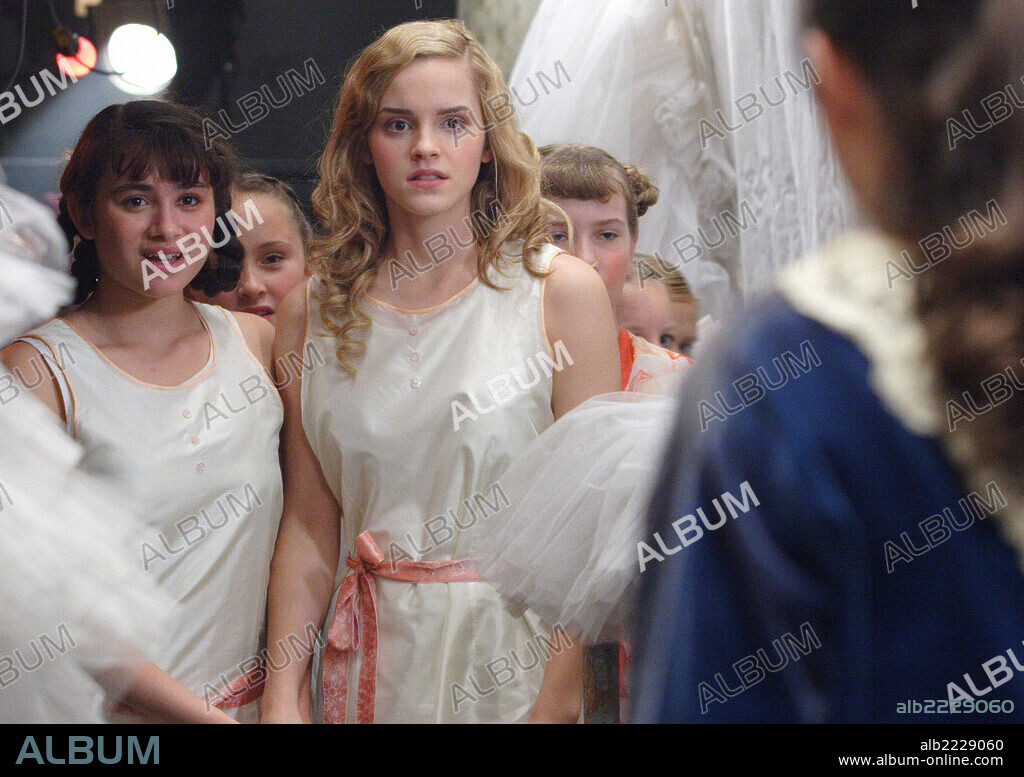 AMY ADAMS and EMMA WATSON in BALLET SHOES, 2007. Copyright BBC/GRANADA TELEVISION.