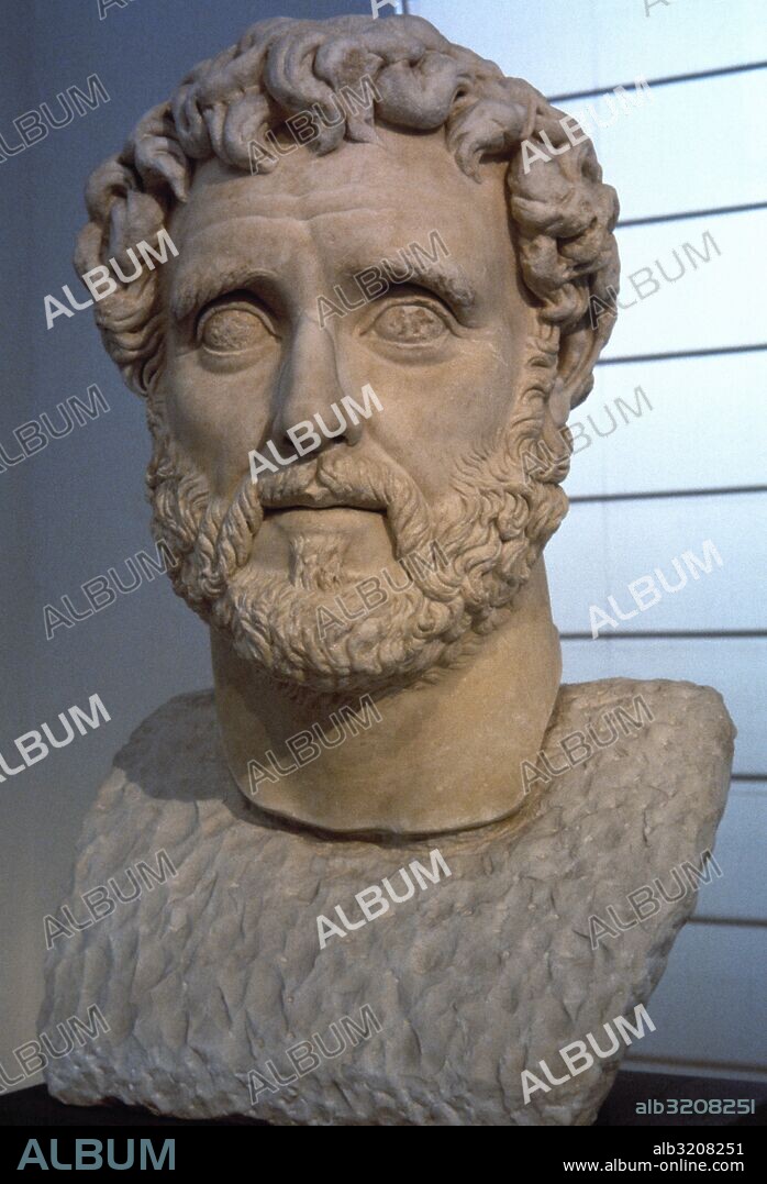 ANTONINO PIO (Tito Fluvio Boyonio Arrio Aurelio Antonio Pío (Lanuvium, 86-Lorium, 161). Emperador romano (138-161). Hijo de Tito Aurelio Fluvio, cónsul ordinario en el año 89, y de Arria Fadila. Fue cónsul ordinario en el año 120 y procónsul de Asia entre los años 133 y 136. Adriano le nombró sucesor en 138 y le hizo hijo adoptivo. Busto colosal del emperador realizado en vida. Museo Arqueológico Nacional. Nápoles. Italia.