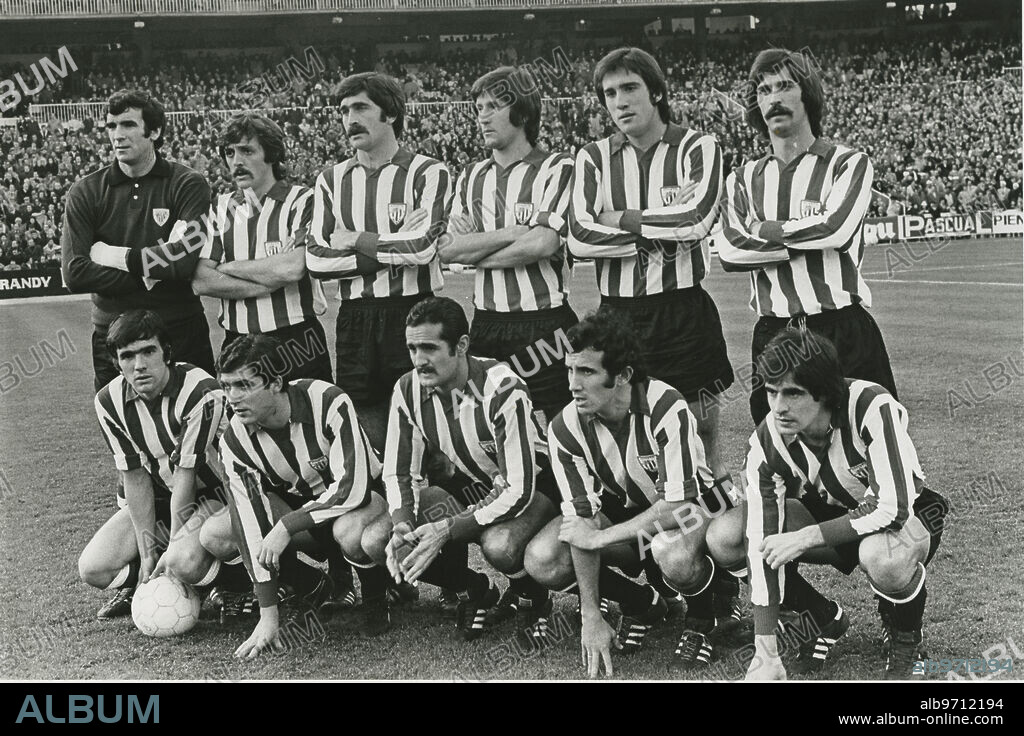 Madrid, 21/12/1975. Partido de liga temporada 1975 1976, disputado en el estadio Santiago Bernabéu entre el Real Madrid y el Athletic Club que terminó con victoria local por 1 gol a 0. En la imagen, la alineación del Athletic, Iribar, Lasa, Astrain, Escalza, Goicoechea y Rojo II, en pie; agachados, Dani, Villar, Vidal, Irureta y Rojo I.