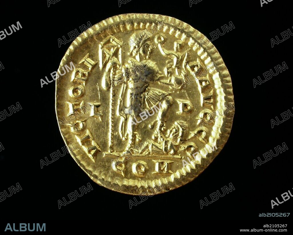 NUMISMATICA.MONEDA IMPERIO ROMANO. SOLIDO DE ORO, DE CONSTANTINO. REVERSO. EMPERADOR DE PIE A LA DERECHA, LLEVANDO ESTANDARTE Y VICTORIA SOBRE UN GLOBO. A SUS PIES UN CAUTIVO. (DEPOSITO: MUSEO ARQUEOLOGICO NACIONAL).