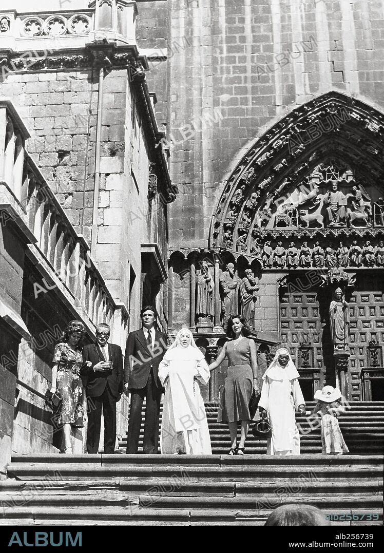 CONCHA VELASCO and FRANCISCO RABAL in LAS BODAS DE BLANCA, 1975, directed by FRANCISCO REGUEIRO. Copyright ATLANTIDA FILMS.