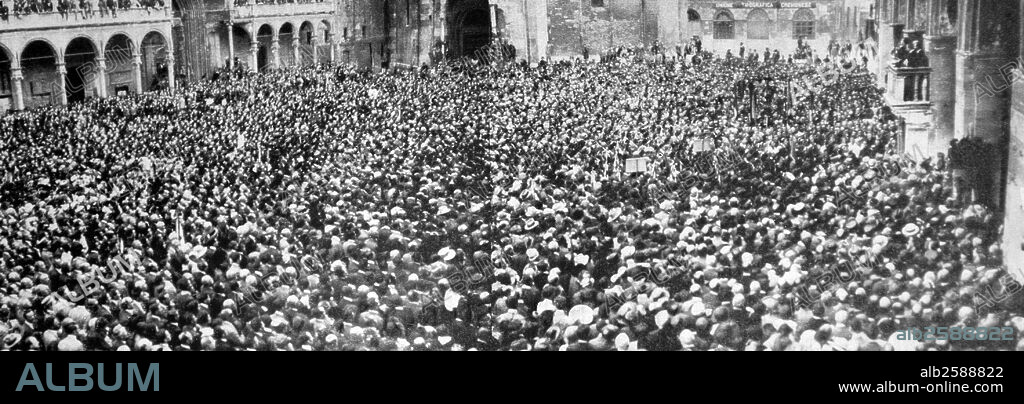 Rome, 1928 - Mussolini speaks to those gathered in Piazza Venezia.