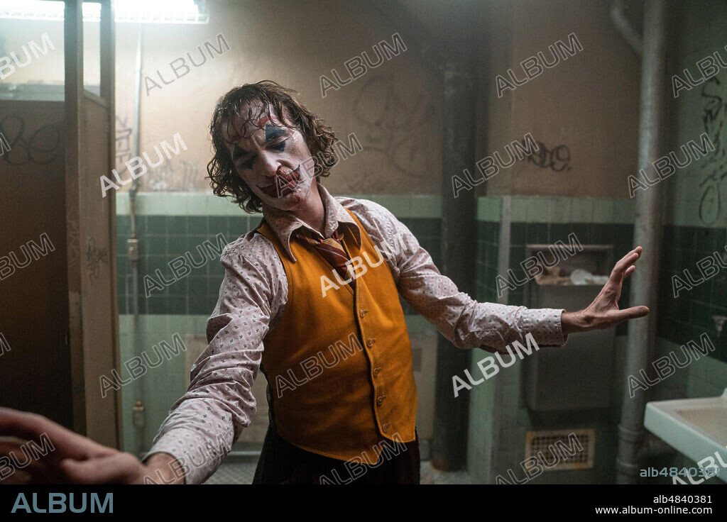 JOAQUIN PHOENIX en JOKER, 2019, dirigida por TODD PHILLIPS. Copyright DC COMICS/DC ENTERTAINMENT.