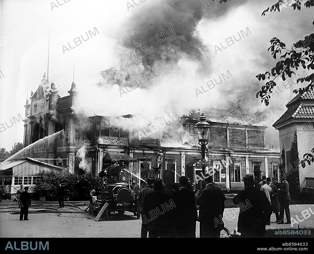 ARKIV 1929. Djurgårdsteatern brinner. Den första Djurgårdsteatern på platsen invigdes 1801 och revs 1863. Byggnaden som då errsatte den gamla teatern brann två år efter uppförandet. Nu var det dags igen.. The Comedy theatre at Djurgården in Stockholm in fire 1929. The buliding was totally destroied.. Foto:Scanpix Historical/1900. SCANPIX SWEDEN.