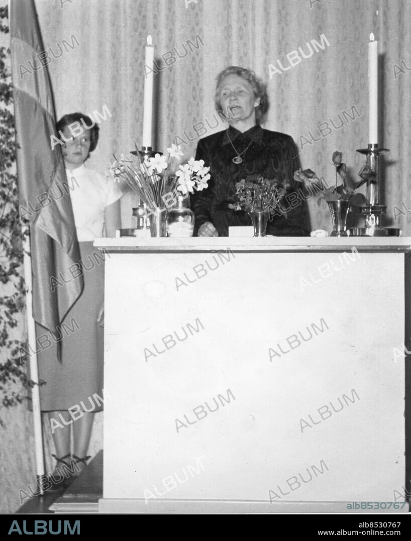 Göteborg 1952-05-11 - Högtid på Kjellbergska flickskolan - rektor Elsa Nilsson - Skolans kamratförening bildades vi detta tillfälle - *** Local Caption *** GT. KAMERAREPORTAGE.