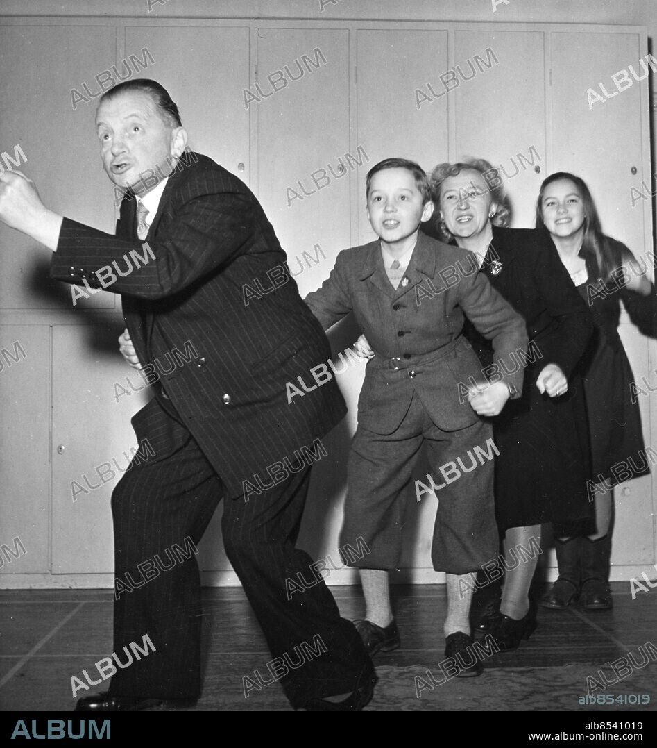 1947.. FAMILJEN TUFF-TUFF UPPTÄCKER VÄRLDEN. Barnpjäs i radion av Karl-Aage Schwartzkopf.. Sänt första gången 1947-01-01.. Här ses från vänster skådespelarna Kulörten Andersson, som pappa Tuff-Tuff, lokomotiv, Lasse Sarri, som lille Sotlugg, tender, Hanny Schedin, som mamma Tuff-Tuff, personvagn, och Stina Flodin, som dottern Finka, godsvagn.. Foto: Sören Hoffman / RiR / SVT / Kod: 5600. Bild publ. i RiR 47/47 sid. 20.. RiR sv/v. Mapp: RADIO, Barnprogram Familjen Tuff tuff L2. Kvartett.