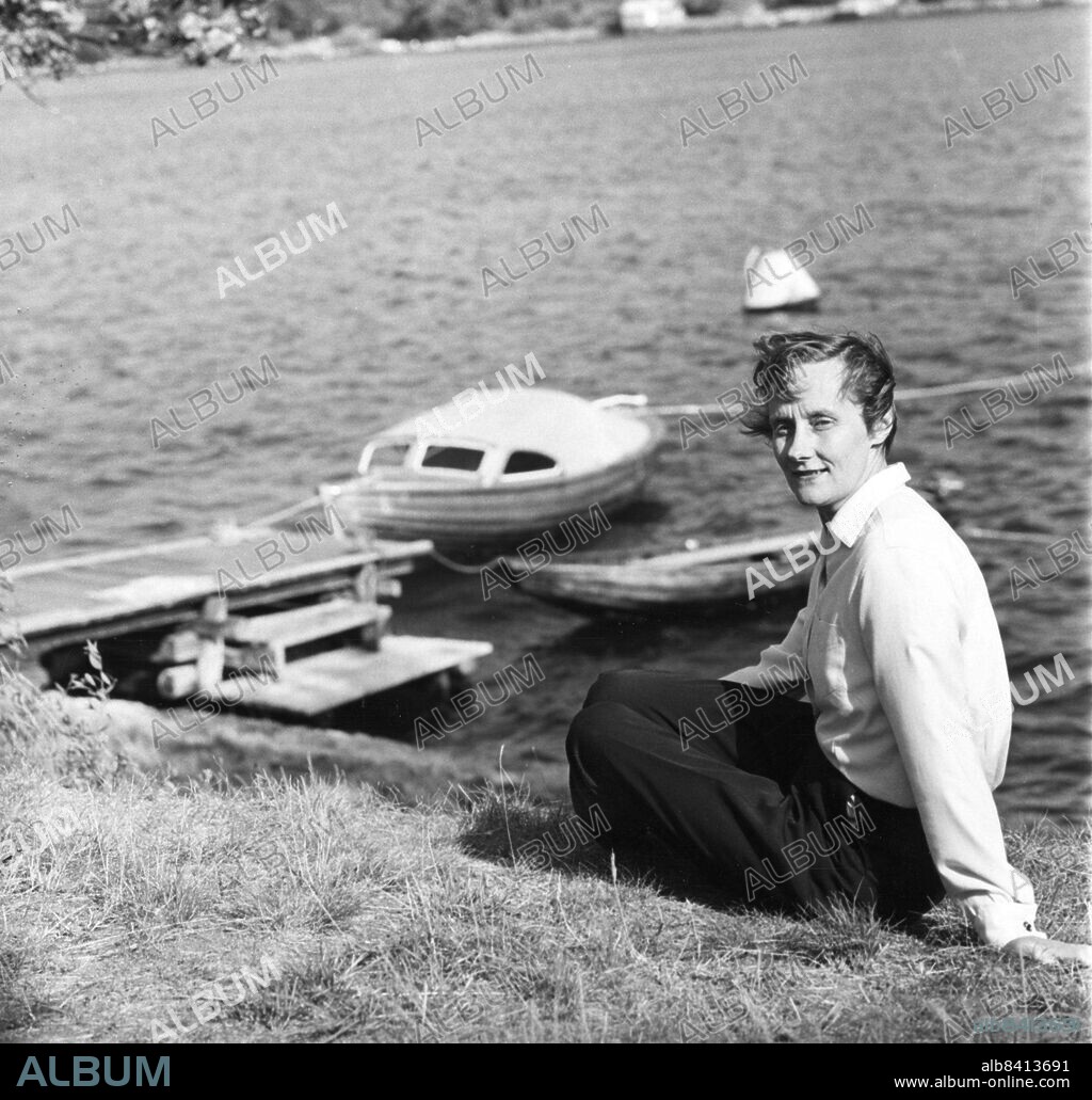FURUSUND 1959-07-07. Swedish author Astrid Lindgren outside her summer house in Furusund 1959.. Astrid Lindgrens stories about characters such as Pippi Longstocking, Emil, Kalle Blomquist, The Brothers Lionheart, Karlsson-on-the-Roof, Ronia the Robber's Daughter and the Bullerby children are loved and read by children all over the world. She was born on the farm Nas outside Vimmerby November 14, 1907 and would have turned 100 years old this year. Astrid passed away in 2002.. Photo Stig A Nilsson / SCANPIX code 43.