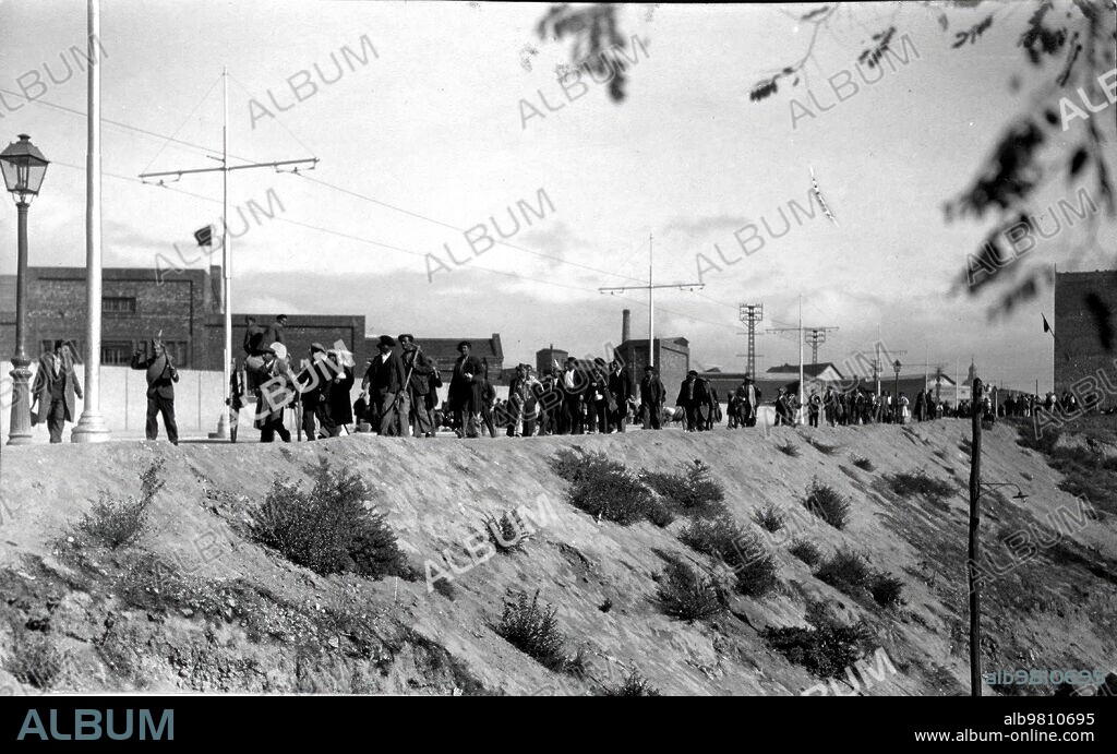 Diciembre 1936. Grupo de Obreros de la construcción Dirigiéndose A realizar Fortificaciones, en Madrid.