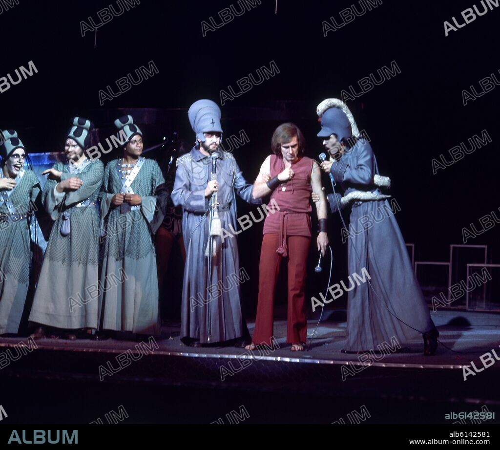 JESUCRISTO SUPERSTAR - JUDAS (TEDDY BAUTISTA) CON LOS FARISEOS.