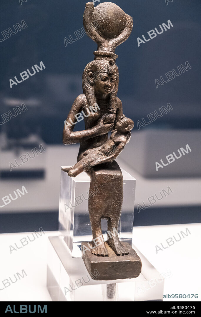 statuette of the goddess Isis with her son Horus, bronze, late period, Egypt, collection of the British Museum.