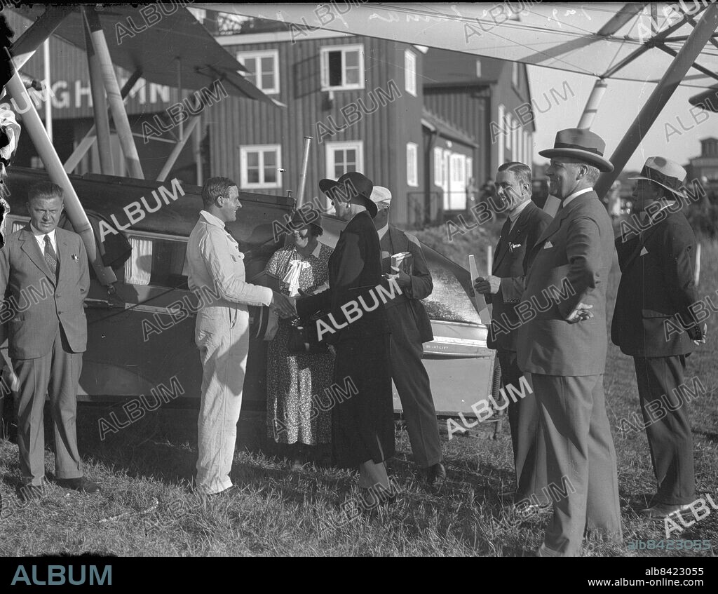 Göteborg - 1934-07-31 - Torslanda flygfält vid den blå hangaren - Ingenjör Olle Ekman får pokal - *** Local Caption *** GT Låda Krep 2012-01. KAMERAREPORTAGE.
