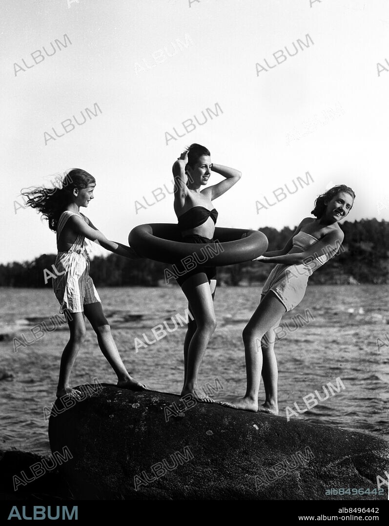 ARKIV 1935. Flickor med badring (ett gammalt bildäck) på en klippa.. Girls with a bathing ring.. Foto: TT Historical/1900. Scanpix Sweden.