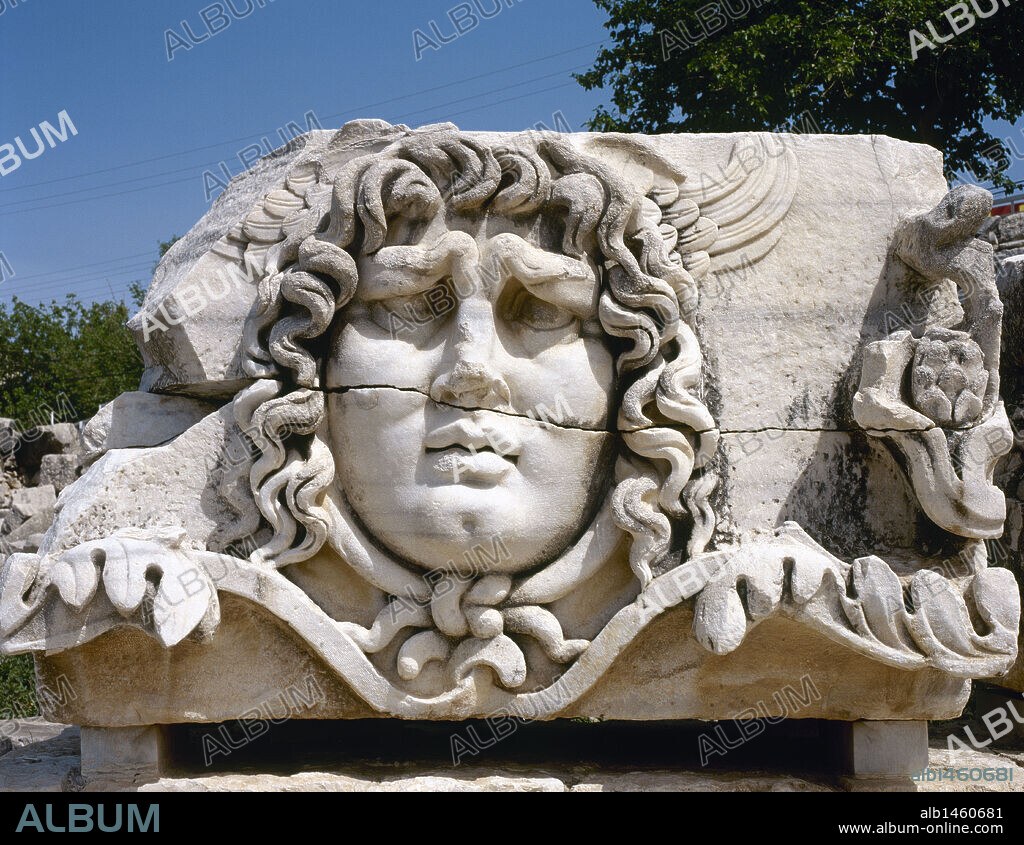 CABEZA DE MEDUSA. Es la más temible de las tres Górgonas y la única mortal. Transformaba en piedra todo lo que miraba y, después de muerta, su cabeza conservó este poder. Teseo la mató utilizando un escudo protector. En lugar de cabellos tenía serpientes. RELIEVE griego del TEMPLO DE APOLO. DIDYMA. Turquía.