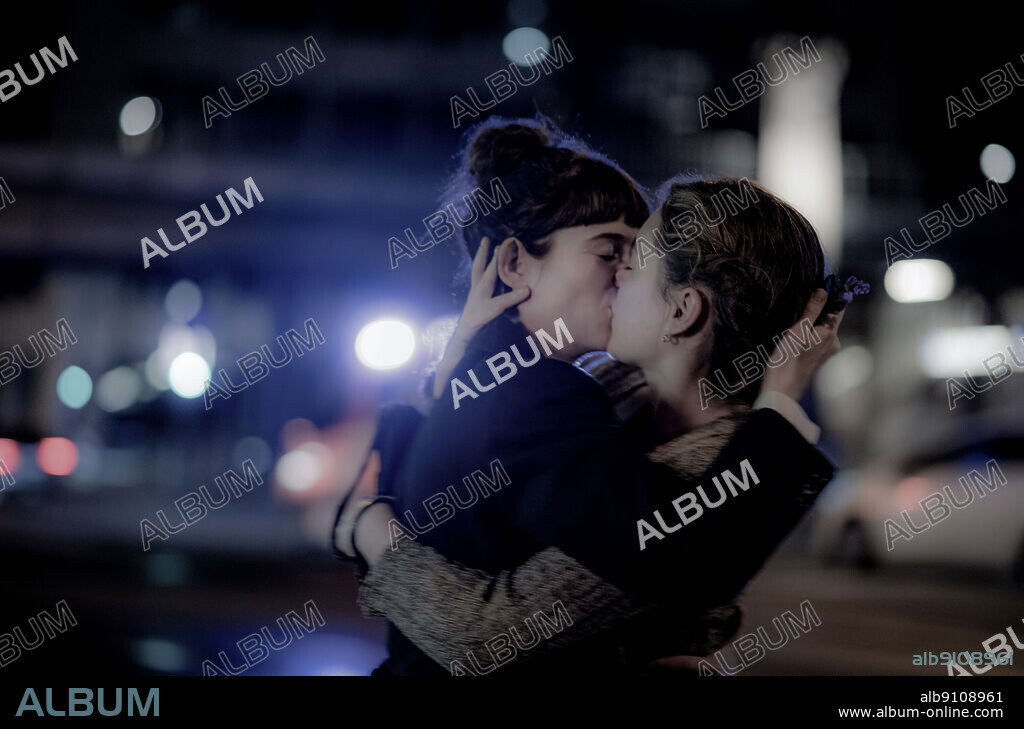 LIA VON BLARER and VALERIE STOLL in KADEWE, 2021, directed by JULIA VON HEINZ. Copyright Constantin Television.