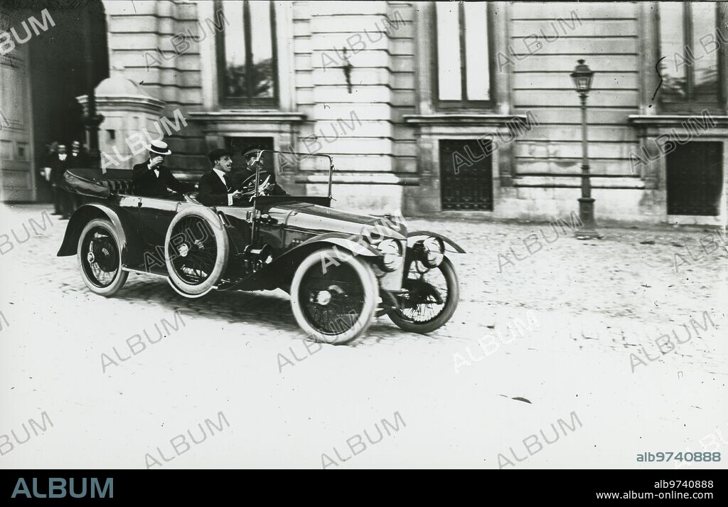 Madrid, junio de 1913. Alfonso XIII conduce un Hispano Suiza modelo 30 40 HP en las inmediaciones del Palacio Real.