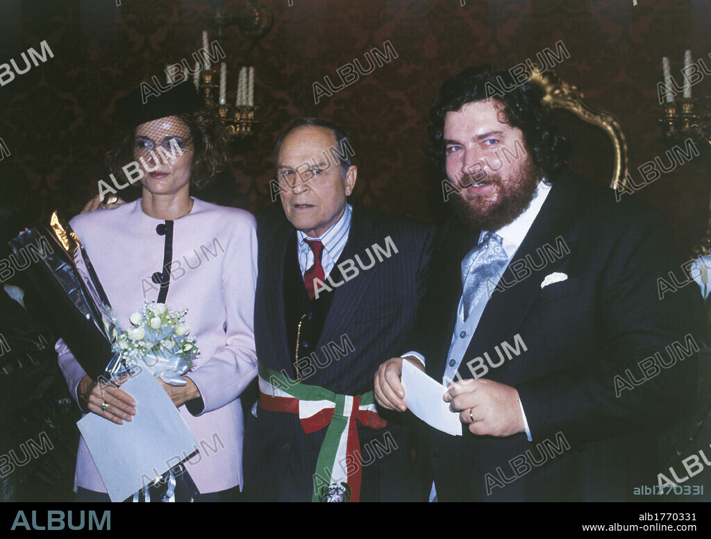 Giuliano Ferrara's wedding with Anselma Dell'Olio. The Italian journalist Giuliano Ferrara, and fellow Italian-American journalist Anselma Dell'Olio posing with the Mayor after their wedding ceremony. Italy, 1987.