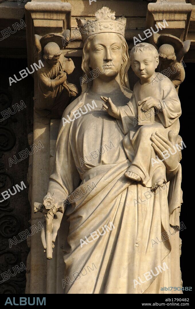 ARTE GOTICO. FRANCIA. Detalle de las ESCULTURAS de la fachada de la CATEDRAL DE NOTRE DAME (1163-1250), construida en estilo gótico por orden del obispo Eudes de Sully. "LA VIRGEN CON EL NIÑO". PARIS.