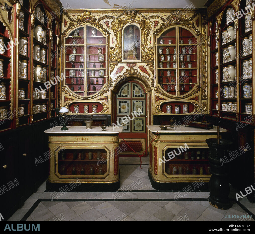 BOTICA DE GIBERT DEL SIGLO XVIII. Farmacia situada en Torredembarra (provincia de Tarragona, Cataluña). (Auténtica, no reproducción). Universidad de Madrid. España.
