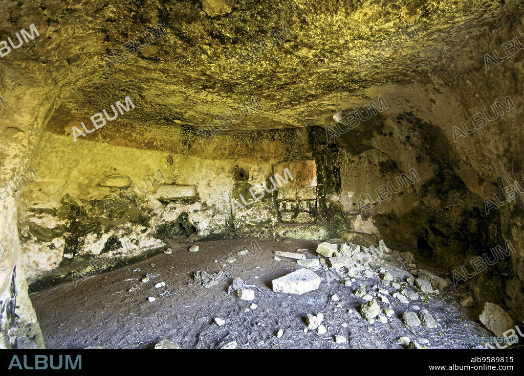 Cueva troglodita.Pas des Revull.Barranco de Algendar. Migjorn.Menorca. Islas Baleares.España.