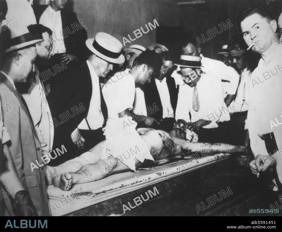 Dillinger, John Gangster. - Die Leiche John Dillingers im Leichenschauhaus. Foto, undat.