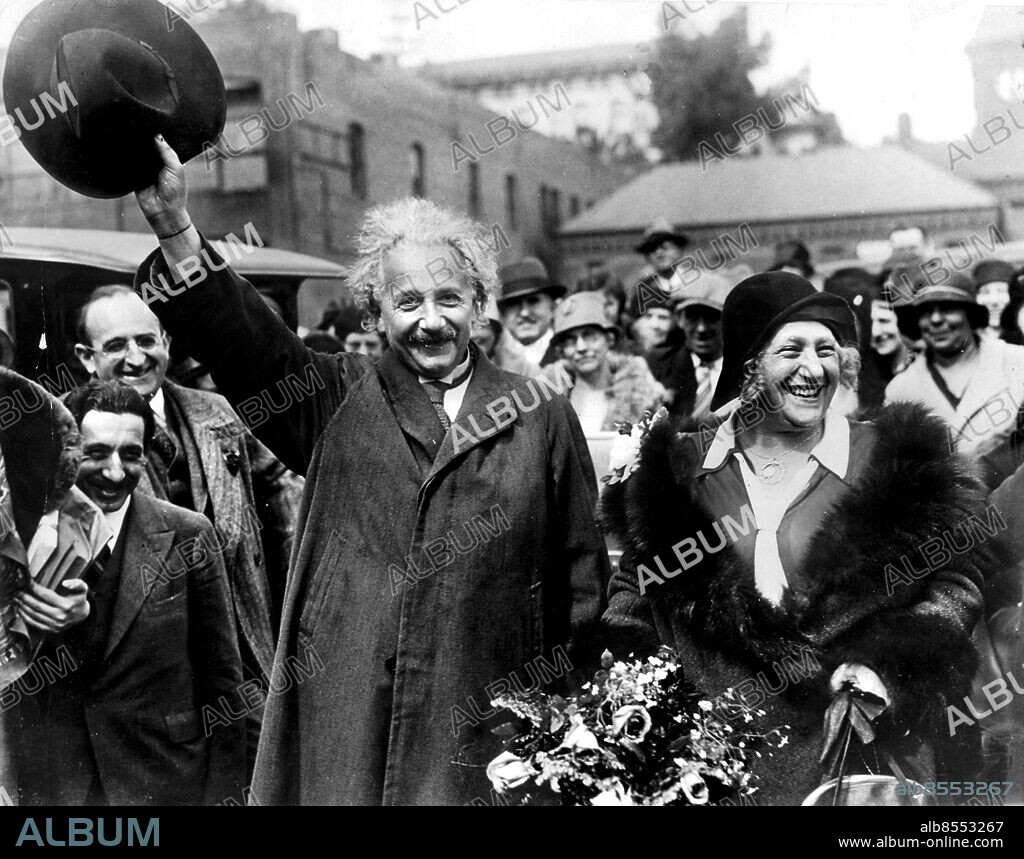 Albert Einstein med fru Elsa i Pasadena, USA, 1931. Foto: Äldre bild Kod: 194 . COPYRIGHT SCANPIX SWEDEN.