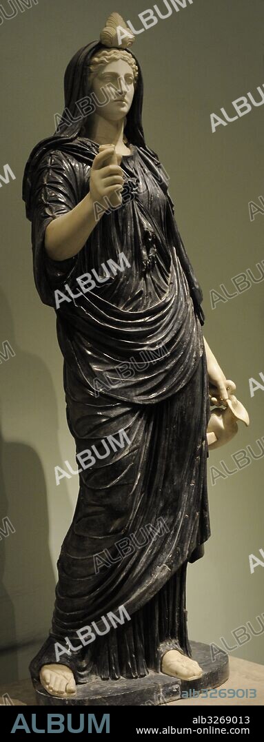 Diosa de origin egipcio Isis. Siglo II d. C. Realizado en mármol bigio morato. Colección Farnese. Museo Arqueológico Nacional. Nápoles. Italia.