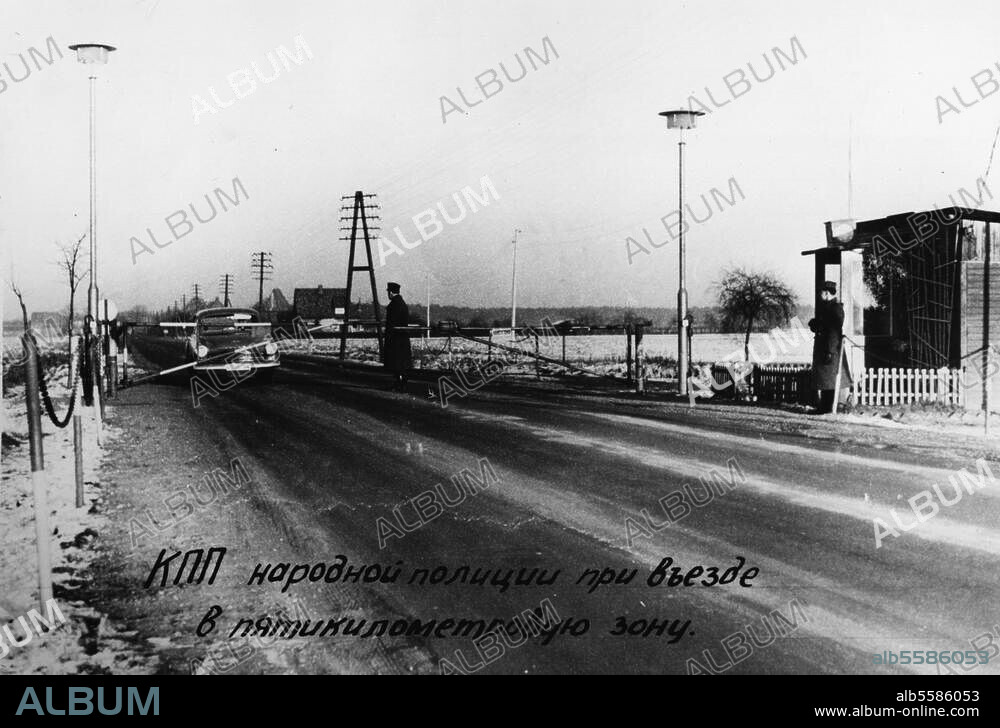 Deutschland, Deutsch-deutsche Grenze, Grenzbefestigungen Bundesrepublik / DDR:. Kontrollposten der Volkspolizei, an einer Straßensperre vor der 5km-Zone. Foto, um 1964.