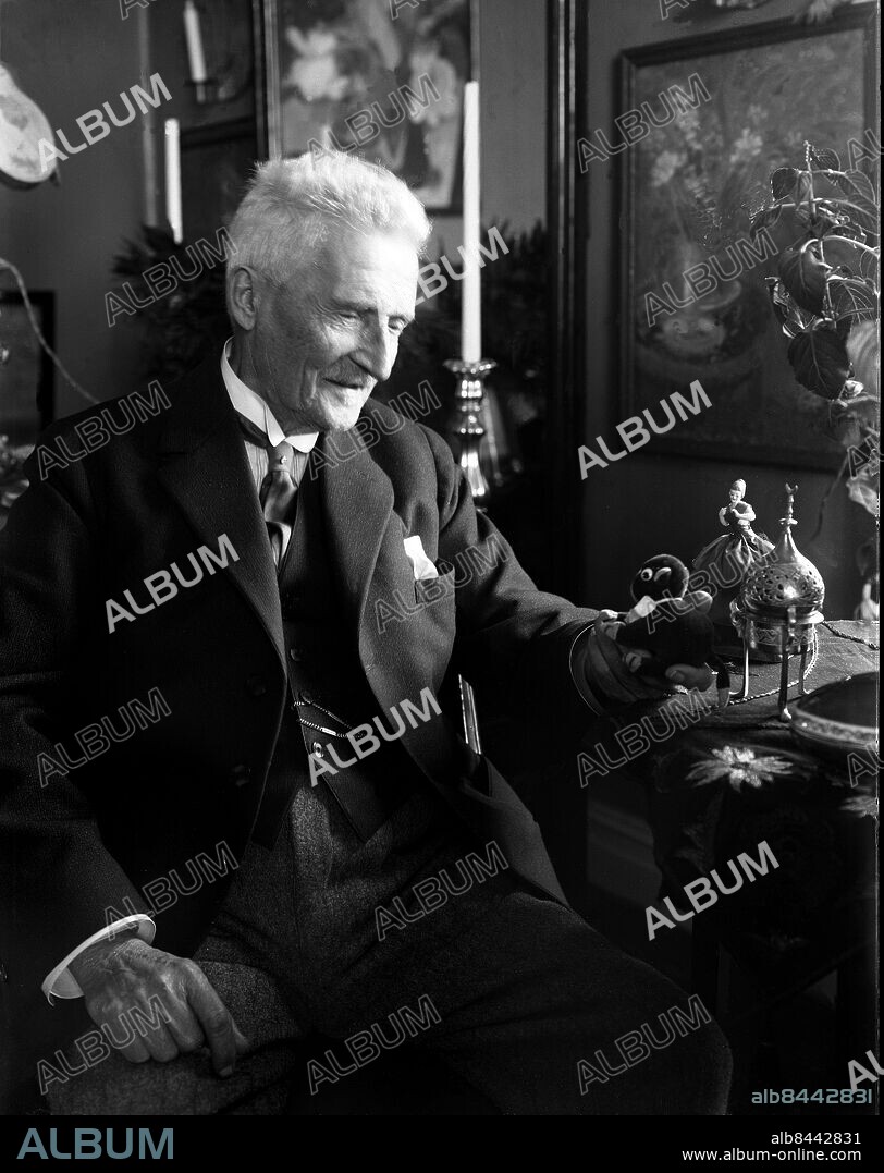 ARKIV 1929. Landskapsmålaren Per Ekström. (1844-1955), i sitt hem på Öland där han var verksam sedan 1890-talet efter en period i Frankrike. Ekström är förebild till konstnären Sellén i August Strindbergs "Röda Rummet".. Swedish painter Per Ekstrom in his home. Swedish writer August Strindberg had Ekstrom on his mind when he created the artist Sellén in his novel "Röda Rummet".. Foto: TT Historical/1900. SCANPIX SWEDEN.