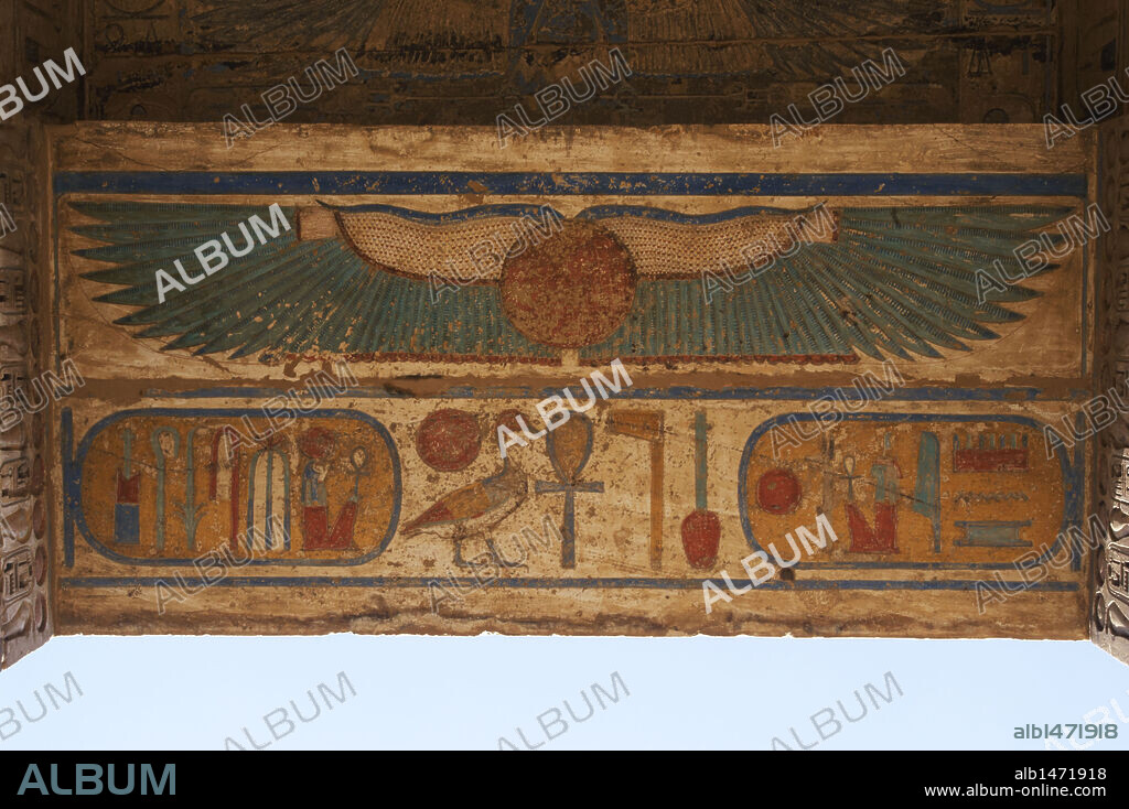 ARTE EGIPCIO. EGIPTO. TEMPLO DE RAMSES III. 20 Dinastía. IMPERIO NUEVO. Relieve del llamado SOL ALADO (alas de halcón con disco solar y dos ureos), símbolo de protección encima de las puertas de los templos. En la parte inferior, titulaturas reales de Ramses III. MEDINET HABU. Tebas Oeste. Egipto.