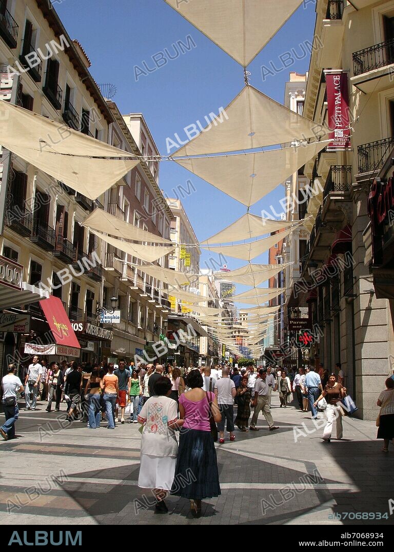 CALLE PRECIADOS CUBIERTA CON TOLDOS EN VERANO.