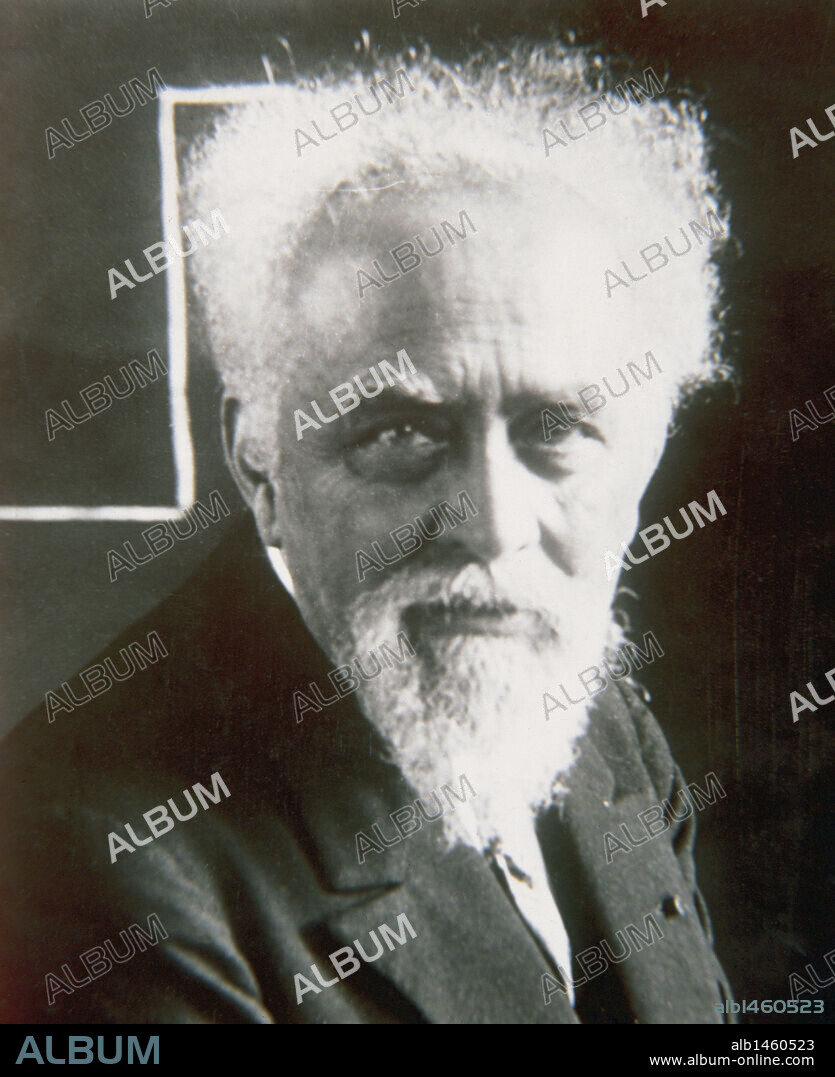 PERRIN, Jean (Lille, 1870-Nueva York, 1942). Físico y químico francés. En el año 1926 recibió el Premio Nobel de Física por sus trabajos relativos a la discontinuidad de la materia y por el descubrimiento del equilibrio de sedimentación.