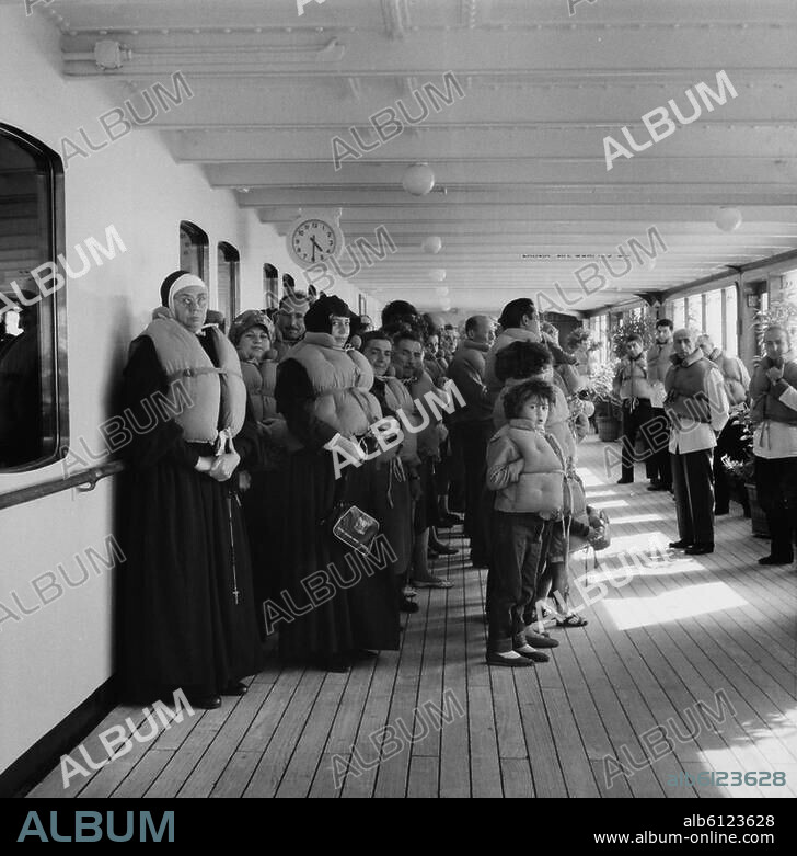Gesellschaft / Soziales / Auswanderer. Spanien 1965:-Die Familie Munoz (1.Reihe,vorn) an Bord eines Dampfers nach Argentinien: Rettungsübung.-Foto.