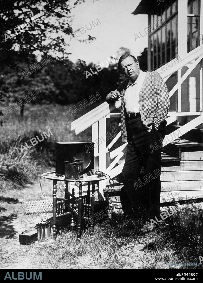 DALARÖ 1930.. Not. Hjalmar Bergman Segelholmen Dalarö 1930 Anm. Äldre radioteknik Rökbord Högtalare Stickade tröjor Rutigt Författare Publ. i Etermediernas bok Finrummet och lekstugan sid.39 Publ. i RiR 8/67 52/70 33/83 CD156 persons: Hjalmar Bergman sites: DALARÖ ;SVERIGE.