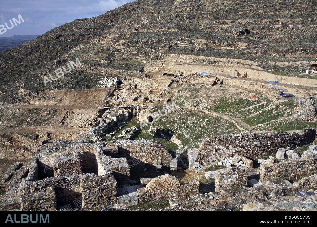 Calatayud; ruinas íbero - romanas de Bilbilis; en el centro, ruinas del anfiteatro.