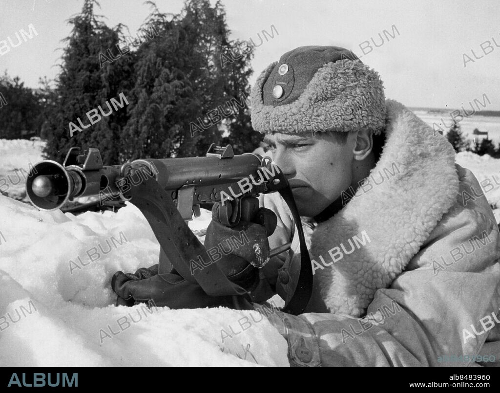 ARKIV - 1957 . Svensk Kpist m/45, kulsprutepistol med lösskjutningspipa. Lennart Bastholm från Norrköping i eldställning. Foto: Bertil Stilling Kod: 40 . COPYRIGHT PRESSENS BILD.