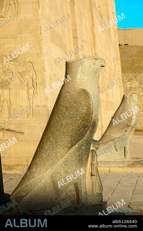 Aegypten, Edfu (Idfu), Horustempel, Statuen des Hor-Behdeti am Portal des Pylon (Tempelfassade).