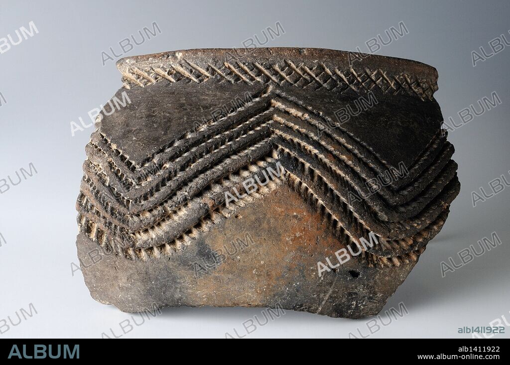 Borde de cerámica con decoración impresa e incisa y de boquique . 8 x 11 cms- Epoca Cogotas I , Segunda Edad del Hierro procedente del Yacimiento arqueológico de " Ecce Homo " en Alcalá de Henares - " Museo del Burgo de Santiuste " ( Madrid ). ESPAÑA.