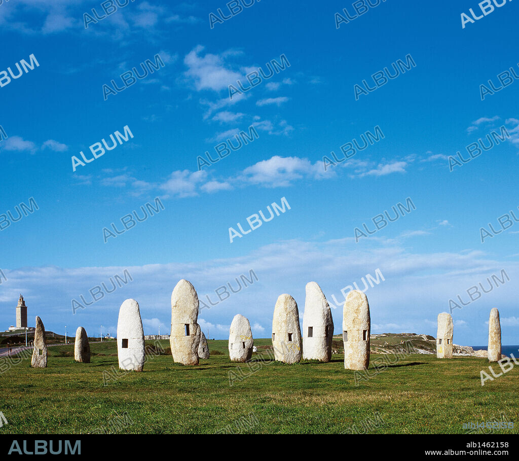 Galicia. A Coruña. Vista del grupo escultórico Menhires por la Paz, obra del escultor Manolo Paz (n. 1957). Compuesta por doce piezas que marcan los cuatro puntos cardinales y sus medianas. Ubicado en el Parque escultórico que rodea la Torre de Hércules, construído a partir de 1995 a raíz del desastre del Mar Egeo. España.