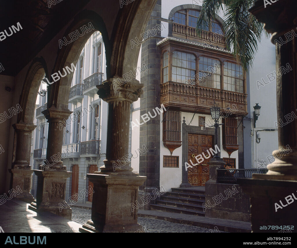 FACHADA DE LA CASA MONTEVERDE ACTUAL SEDE DE LA UNED VISTA DESDE EL AYUNTAMIENTO - S XVIII - FOTO AÑOS 90.