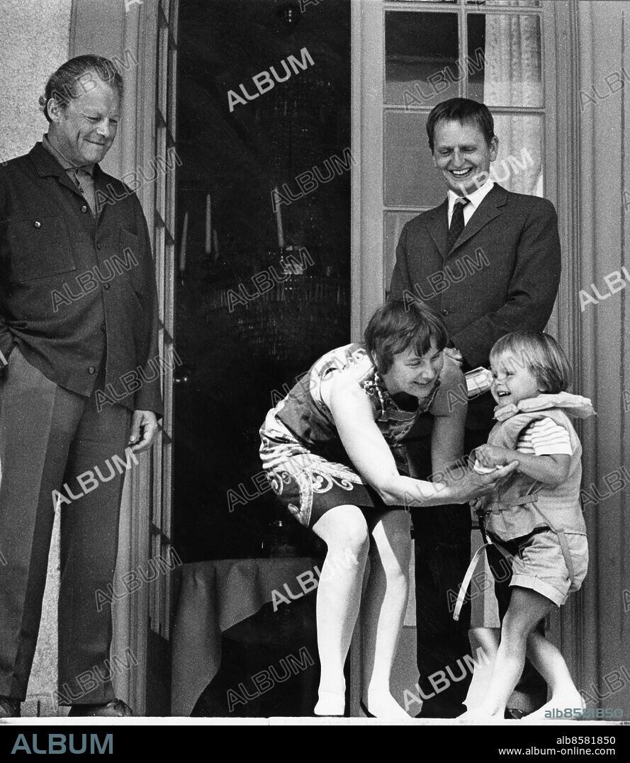 ARKIV 19710731 Olof Palme med Willy Brandt och Lisbeth Palme på Harpsund den 31 juli 1971.. Foto: Bernt Claesson / XP / TT / Kod: 8. **AFTONBLADET OUT**.