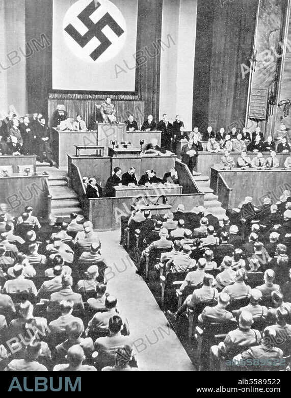 "Tag von Potsdam", 21. März 1933. Eröffnung der ersten Reichstagssitzung in der Krolloper in Berlin, 17 Uhr. (nach dem Staatsakt in der Potsdamer Garnisonkirche). Reichskanzler Adolf Hitler begibt sich durch das Spalier der SS-Mannschaft in die Krolloper. Foto.