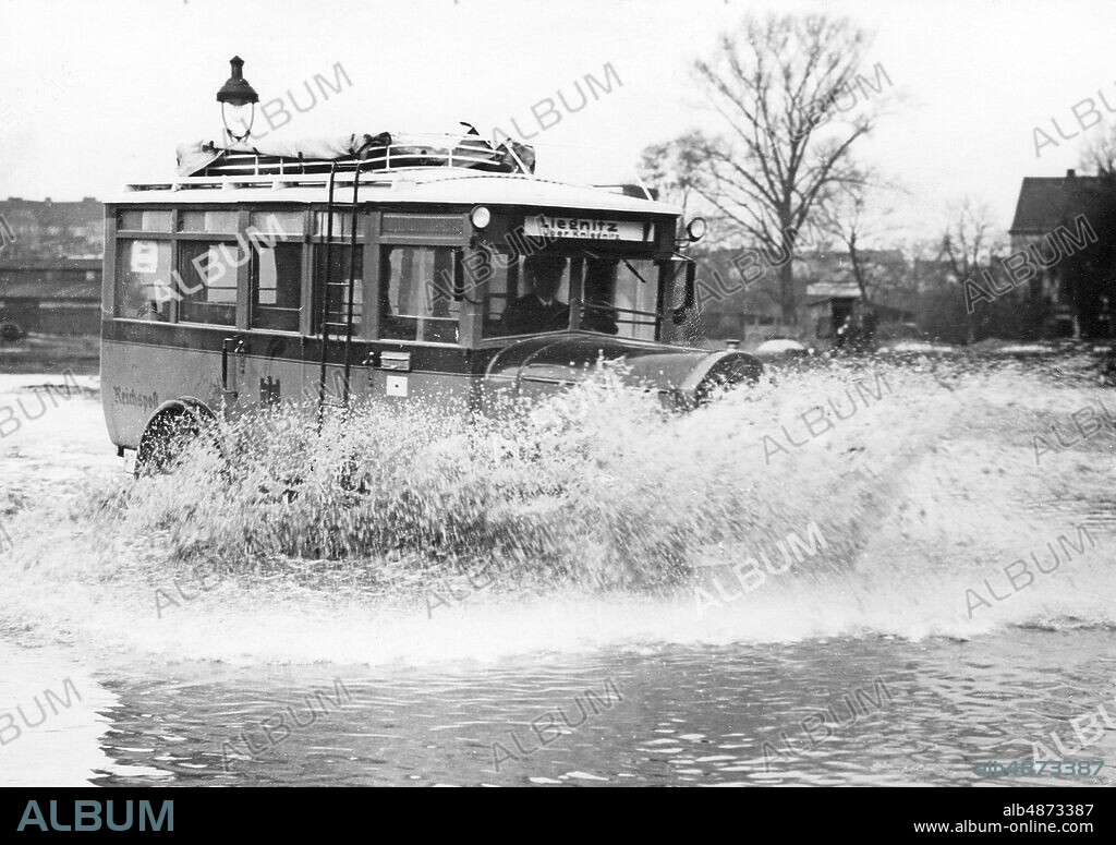 GERMANY RÜSTERN CIRCA 1930. CATASTROPHALE FLOOD VEHICLE IN SCHLESIA. The entire Oder area was flooded for miles due to heavy rainfall and dew water from the Giant Mountains. A mail car effortlessly makes its way through the Katzbach flood near Rüstern. Photo: Robert Sennecke / AB Text & Bilder / SVT / Code: 5600 Folder: German floods in Silesia 1923 B Rüstern - current Rzeszotary in Poland Photo series Photo report sites: RÜSTERN; GERMANY; SCHLESIA PhotoDate: 193? - ?? - ??.