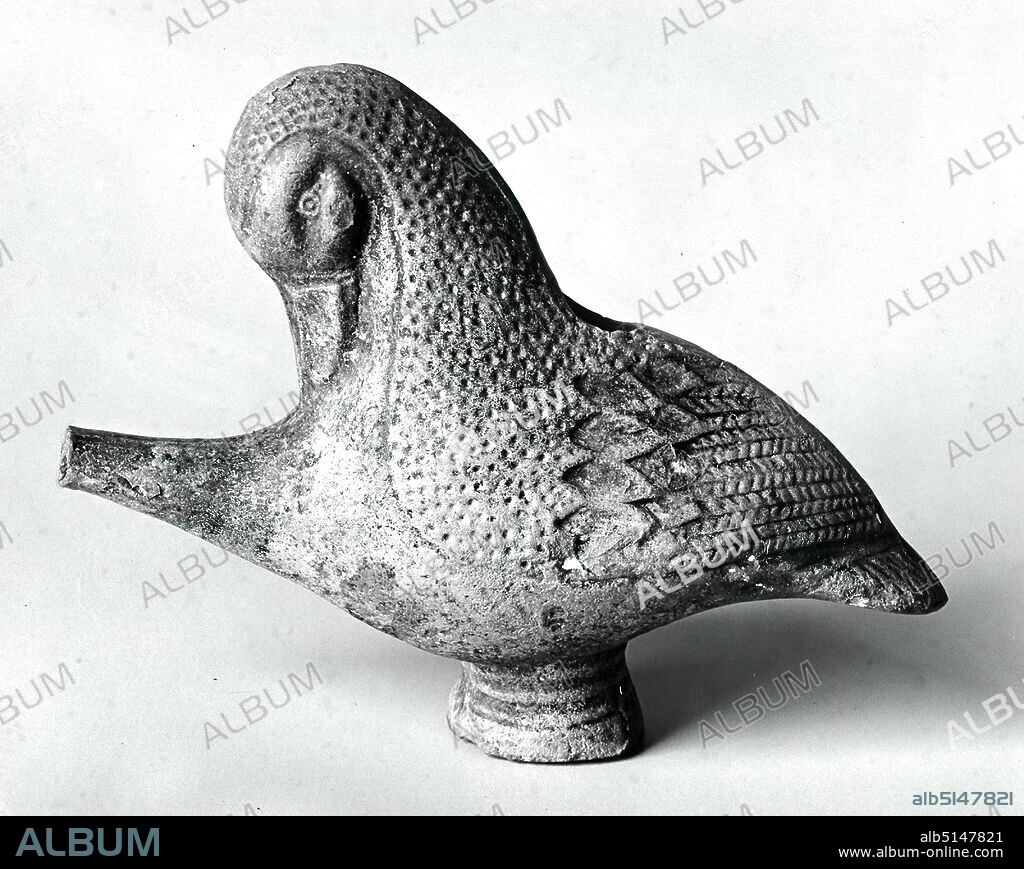 Lamp Fountain pen in the shape of a duck, clay, pressed into the mold, hand modeled, clay, Total: Height: 10.9 cm; Width: 14 cm; Depth: 3.1 cm; Bottom diameter: 3.1 cm, pottery, ducks, Late Republican, Early Imperial Period, Roman Antiquity, The vessel in the shape of a duck, probably made in the eastern Mediterranean region, served as a lamp filler. A pointed spout runs out from the breast. There is a hole on the back for filling the liquid. Along the back runs the seam of the two halves made in matrices. The surface was formerly colored brown-red.