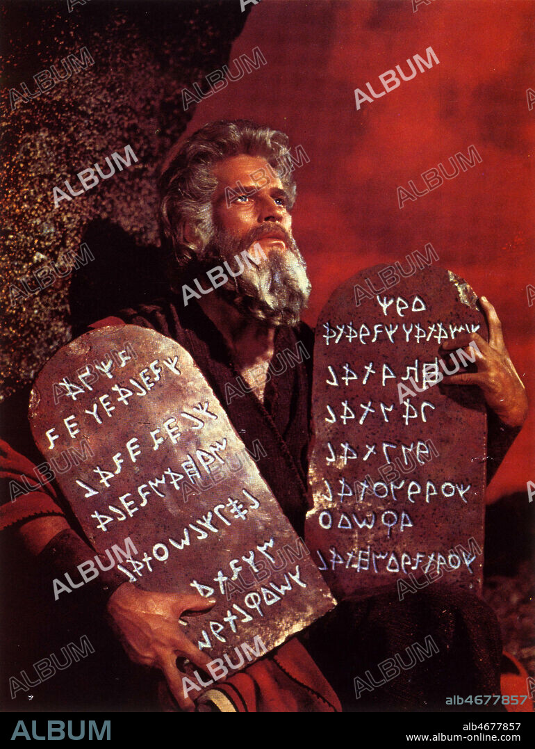 Charlton HESTON en MOISE tenant les tables de la loi. Photographie du film 'Les 10 commandements' realise par Cecil B. de MILLE (1881-1959) en 1956. Credit : Collection KHARBINE-TAPABOR.