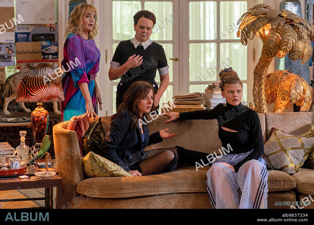 CELESTE BRUNNQUELL, DOMINIQUE BLANC, LAURE CALAMY y VERONIQUE RUGGIA en EL ORIGEN DEL MAL, 2022 (L' ORIGINE DU MAL), dirigida por SEBASTIEN MARNIER. Copyright AVENUE B PRODUCTIONS.