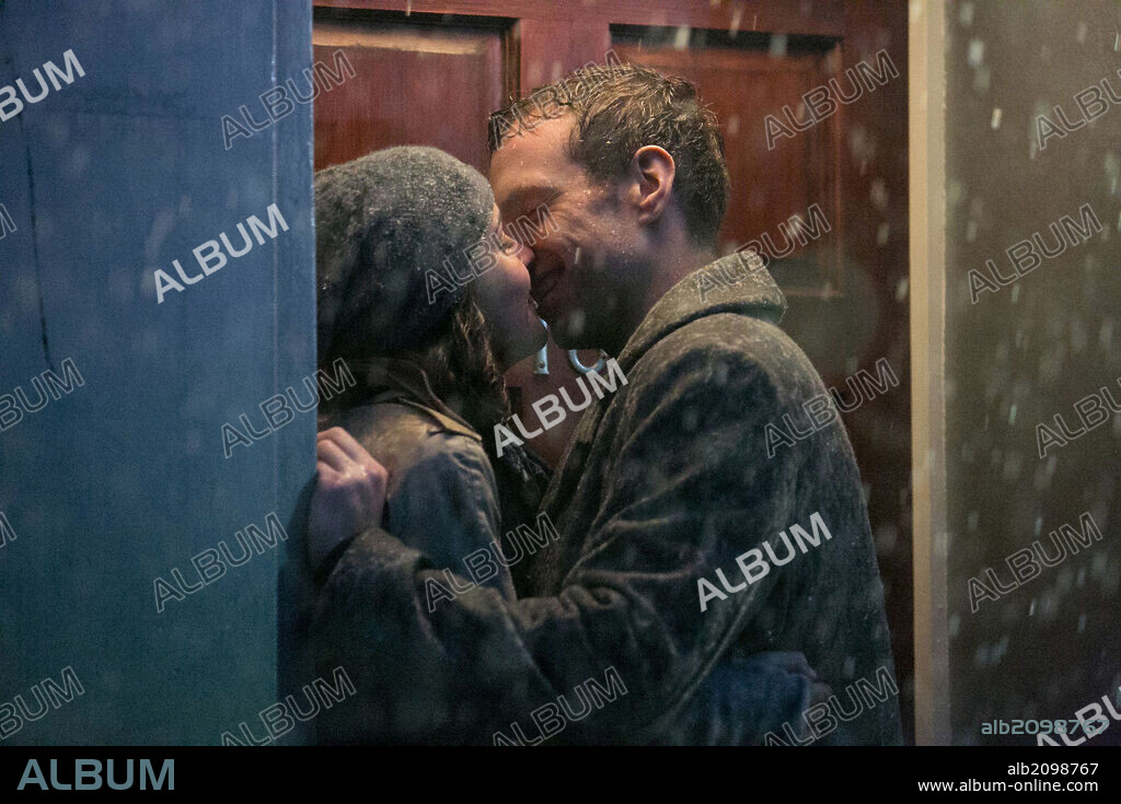 RAFE SPALL and ROSE BYRNE in I GIVE IT A YEAR, 2013, directed by DAN MAZER. Copyright STUDIOCANAL.