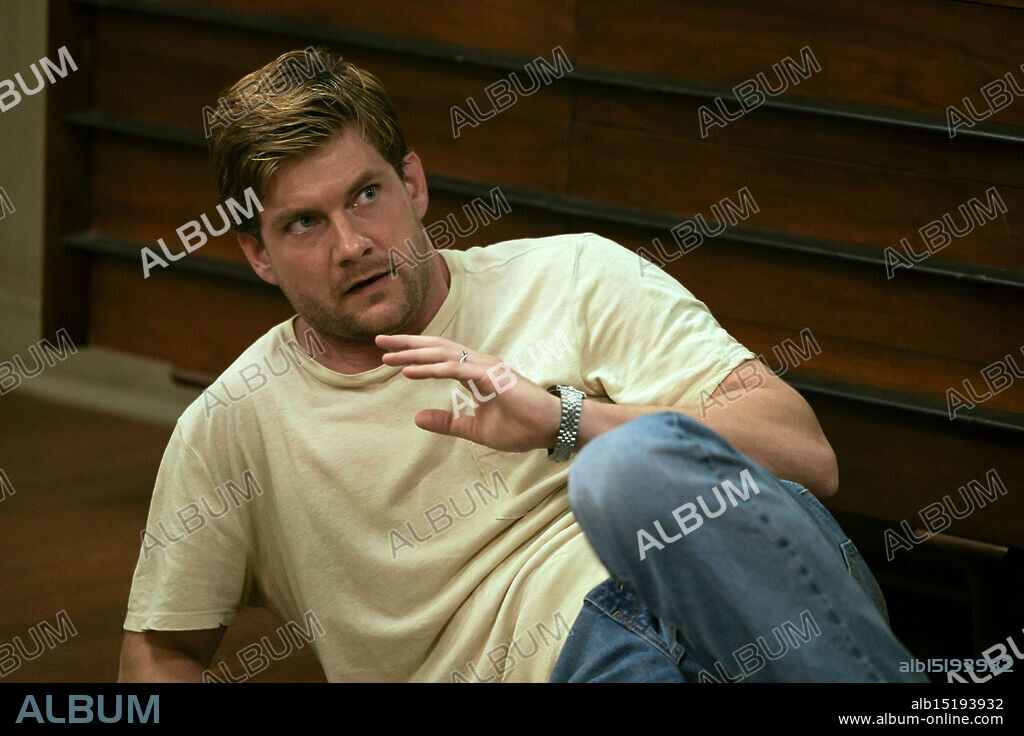 JACKE WEARY en AGUAS TURBIAS, 2025 (THE WATERFRONT), dirigida por ERICA DUNTON, LIZ FRIEDLANDER y MARCOS SIEGA. Copyright Outerbanks Entertainment / Universal Television.