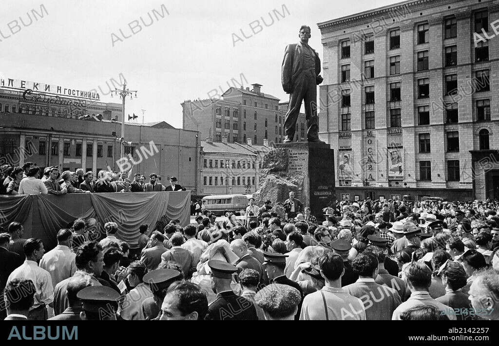 A crowd at the unveiling ceremony of a monument dedicated to vladimir mayakovsky in moscow, july 29, 1958, the monument was made by sculptor a, kibalnikov. 01/02/2013